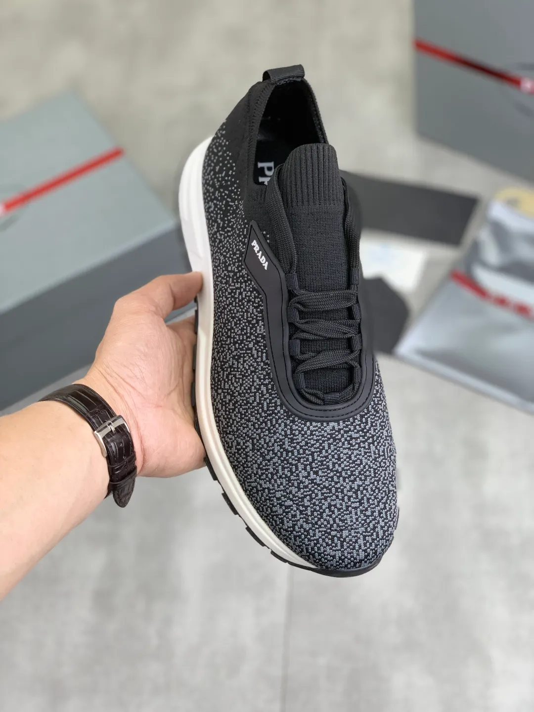 Men's Men's Shoes 💰P500💰【New Style】 (PRADA) The latest model of men's shoes has been launched on the official website in 1:1 copy, synchronized with Hong Kong counters, and on the same catwalk; all made of cowhide Epoxy mesh ➕Imported breathable fabric with cowhide lining, 🍡🍡Original 1:1 rubber outsole, non-slip and wear-resistant; comfortable on the feet, attractive style, fine workmanship, and simple and neat shoe lasts, highlighting a man's boldness and toughness, 👍size 38 to 44 3⃣️Color🉑️Choose